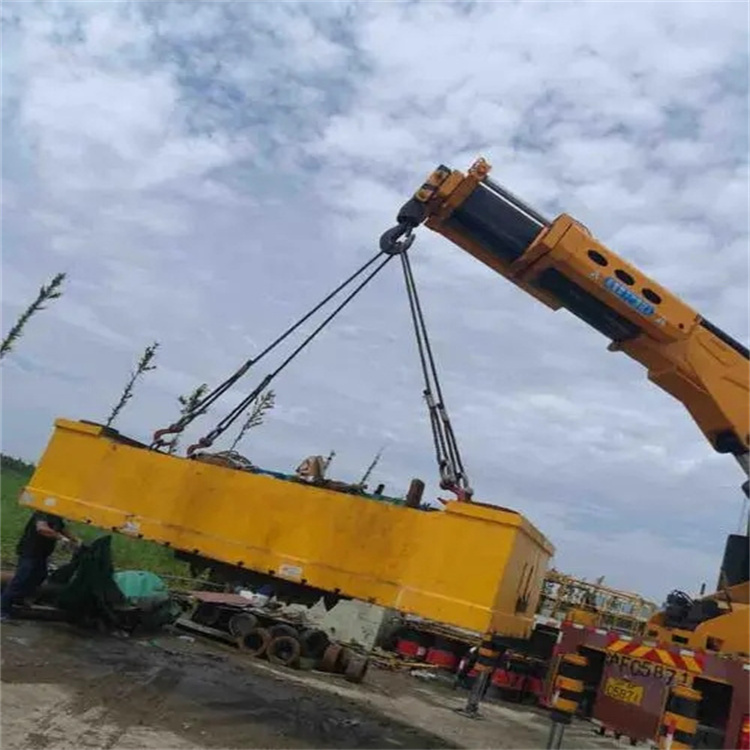 黄梅吊运集装箱的吊车